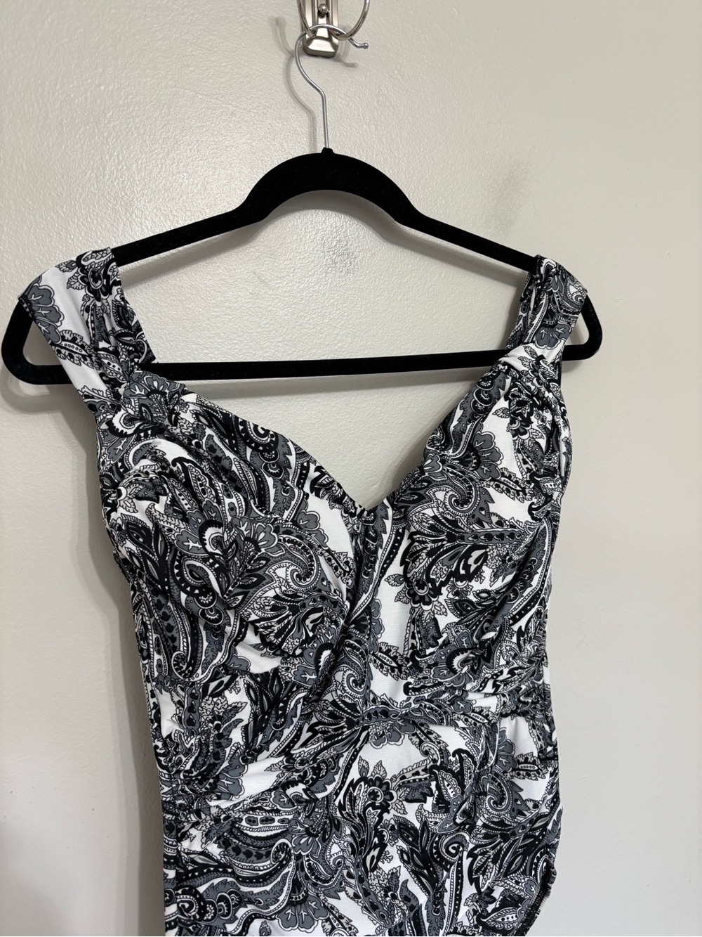 NWOT Miraclesuit Black and White Paisley Ruched One Piece Swimsuit - Size 12 - Picture 7 of 7
